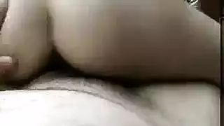 ثلاثي إلهي: إيلاج مزدوج للفتاة الصغيرة في السيارة