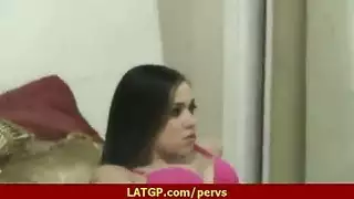 كاميرا سرية: فتاة تستمتع بدلك كستها المبللة حتى الرعشة