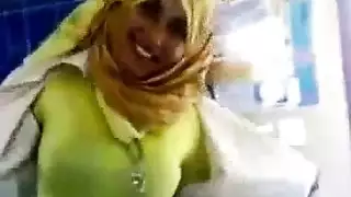 طالبة محجبة تتعرض لاختراق مزدوج قاسٍ