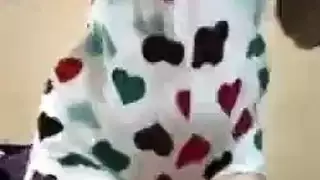 عاهرة كاميرا خليجية تُكشف وهي تظهر ثدييها الضخمين على بث مباشر