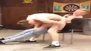 رجال متعددون يتشاركون أحزمة هزازة لفعل شرجي وتدخيل مزدوج متطرف