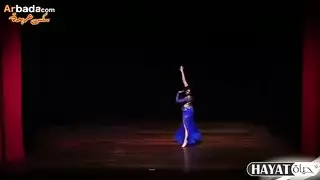 عاهرة مدللة تخلع زيها الأزرق من أجل قضيب