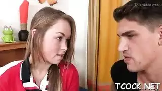 فتاة ألمانية عارية تأخذ قضيبًا أمام الكاميرات لتصوير سكس
