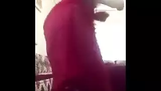 راقصة عربية ساخنة تستمني بقميص نوم أحمر قبل جماع مزدوج