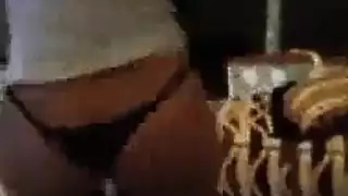 راقصة عربية مثيرة تخلع ملابسها وتتم ممارسة الجنس معها على المسرح